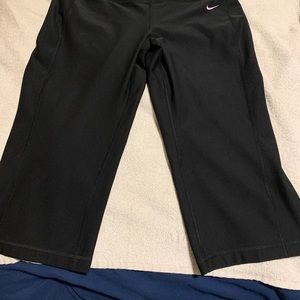 Ladies L Nike DRI-FIT Capri Yoga Pants